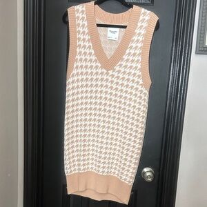 Abercrombie & Fitch V-Neck Houndstooth Sweater Vest - Cream and Tan